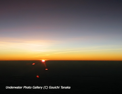 地平線に沈む夕日～上空